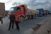 На границе огромная очередь турецких грузовиков. Есть DutyFree.