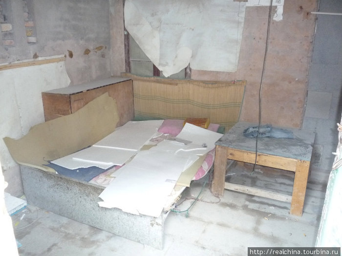 Так выглядит комната общежития, где живут рабочие этой фабрики. Общежитие «слеплено» из осколков камней и цемента и находится тут же, в 20 метрах от рабочих мест. Провинция Фуцзянь, Китай
