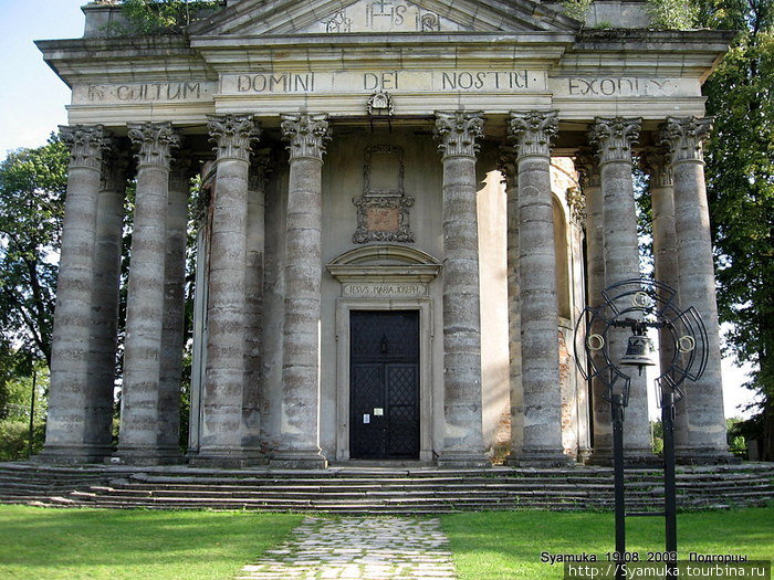 Главный фасад украшает портик из 14 колонн коринфского ордера.