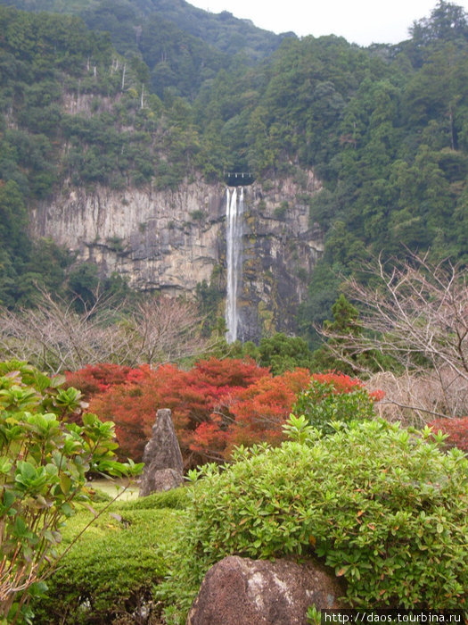 Вид на водопад сверху, со стороны пагоды Сингу, Япония