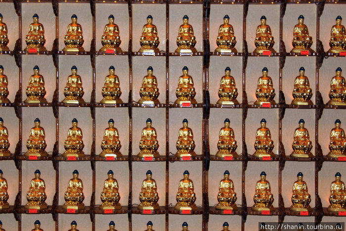 Золотые Будды — маленькие, но много Куала-Лумпур, Малайзия