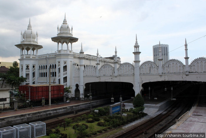 Старый ж/д вокзал — архитектурная достопримечательность Куала-Лумпур, Малайзия