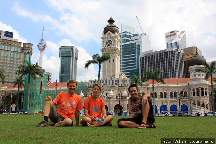 Участники кругосветки Мир без виз на площади (вернее, на поле для крикета?) Мердека. Куала-Лумпур, Малайзия