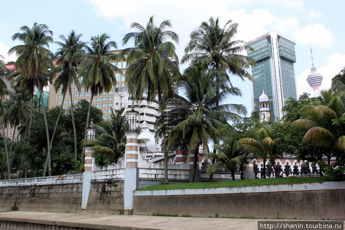 Мечеть Яме трудно сфотографировать снаружи, а внутрь немусульманам вход закрыт Куала-Лумпур, Малайзия