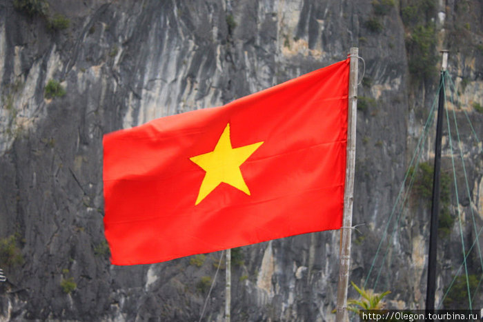 Гордо развивается красный флаг Лаос