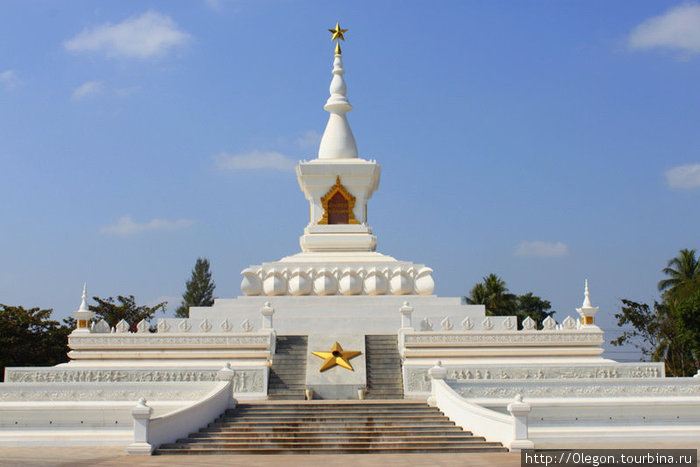 Монумент погибшим на войне, естественно со звездой Лаос