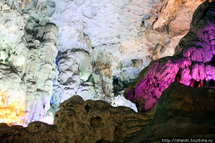 Стена и часть купола пещеры Халонг бухта, Вьетнам