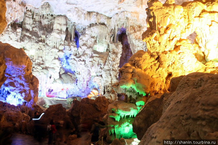 В пещере Тхкьенкунг Халонг бухта, Вьетнам