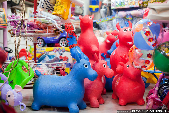 Из Китая завезли эти непонятных зверей, теперь в каждой деревне, во всех магазинах продаются такие игрушки. Эрбиль, Ирак
