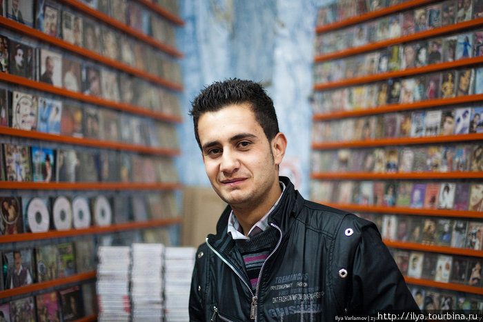 А это продавец в музыкальном магазине, у него за доллар я купил потрясающий диск от иракского рэпера KingBlack. Эрбиль, Ирак