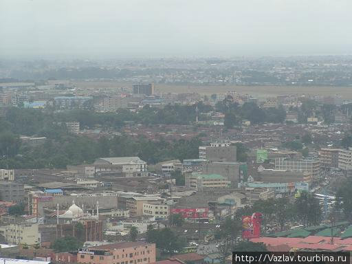 Трущобы и аэропорт Вильсон вдалеке Найроби, Кения