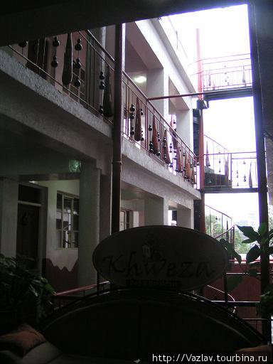Внутри отеля: часть номеров выходит окнами друг на друга Найроби, Кения