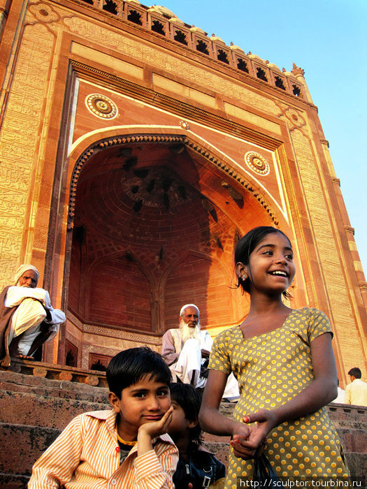 Девочка с улыбкой счастья. На втором плане суровая действительность. :) Агра, Индия