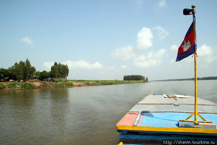 Вперед под камбоджийским флагом Дельта реки Меконг, Вьетнам