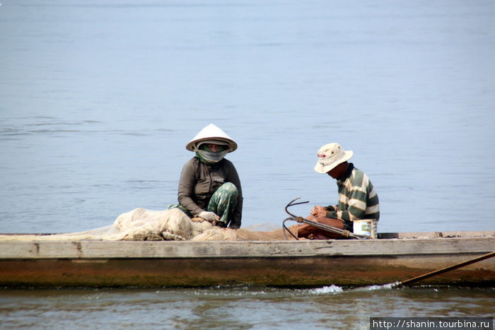 Рыбачка и рыбак Дельта реки Меконг, Вьетнам