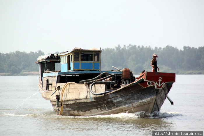 Лодка идет встречным курсом — в Камбоджу Дельта реки Меконг, Вьетнам