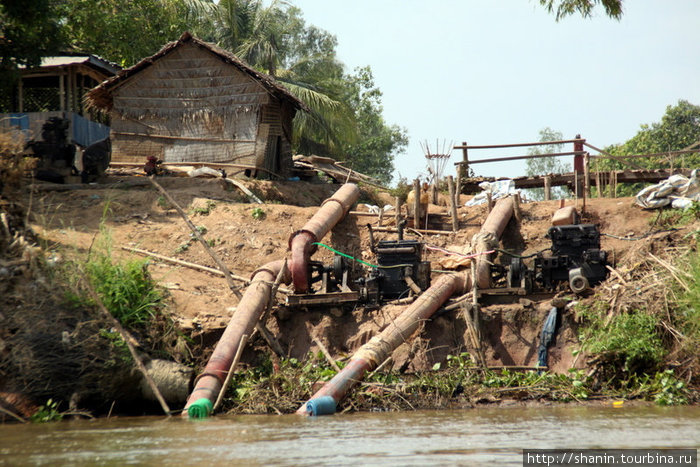 Две трубы качают воду из Меконга Дельта реки Меконг, Вьетнам