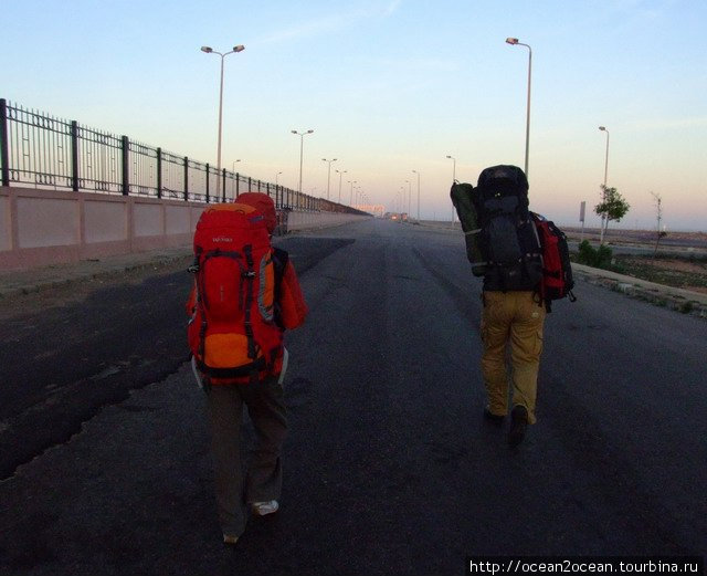 Утром 8 января на такси доехали до погранперехода с Ливией (Imsaaed). Этот погранпереход допускает пешее пересечение границы. Нужно пройти около 3-х км… Ливия