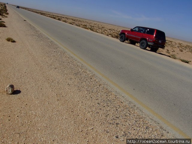 Автомобиль Мусы – Land Сruiser 80 (1996), пробег 300 000 км. Муса 9 месяцев в году возит группы туристов по Ливии. Оставшиеся 3 месяца работает автомехаником в городе Гадамес.