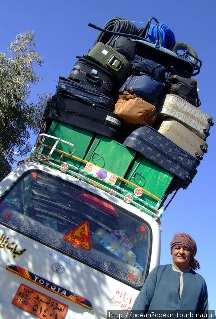 В страну приезжает много гастарбайтеров из Египта, Нигера и Туниса. В центр страны из Египта едут тысячи груженых машин. Обратно они идут пустые. Ливия