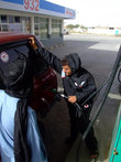 Бензиновый Land Cruiser Мусы потребляет 20 литров на 100 км на трассе, 27 литров на грунтовке и до 40 литров бензина на дюнах... Такой автомобиль можно себе позволить только в Ливии или в США.