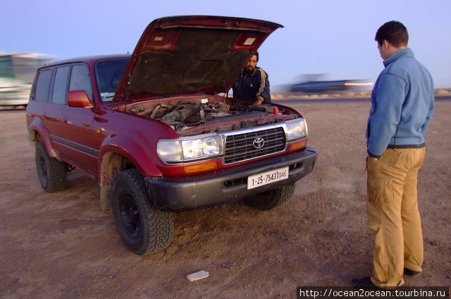 За всё путешествие у машины было всего 2 поломки: периодически отключался ближний свет, и в пустыне на дюнах оторвало глушитель. Ливия