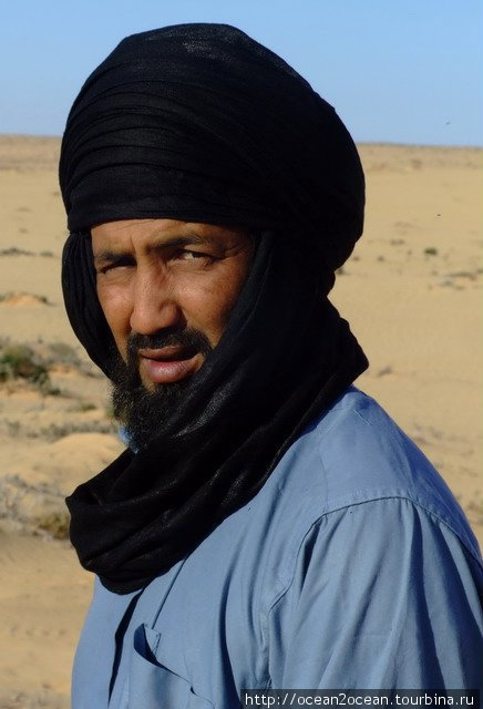 Наш гид Муса, из древнего и очень авторитетного рода туарегов Агмама. Ему 32 года, 16 из которых, как и его отец, он является тур-гидом по всей Ливии. Ливия