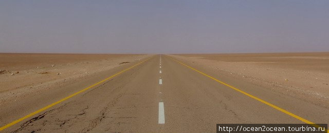 Первый раз видим такое – кусок трассы, длиной 3 км расширен и представляет собой запасную взлетно-посадочную полосу. Ливия