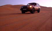 Муса гоняет по дюнам с нереальной скоростью –60-70 км/час. Для того, что так ездить по пустыне, нужен огромный опыт. Теперь мы благодарны судьбе, что не поехали сюда на своей машине...