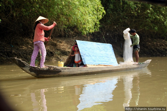 Лодка с палаткой Дельта реки Меконг, Вьетнам