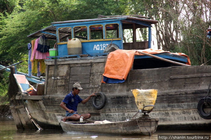 Маленькая лодка и большое судно Дельта реки Меконг, Вьетнам