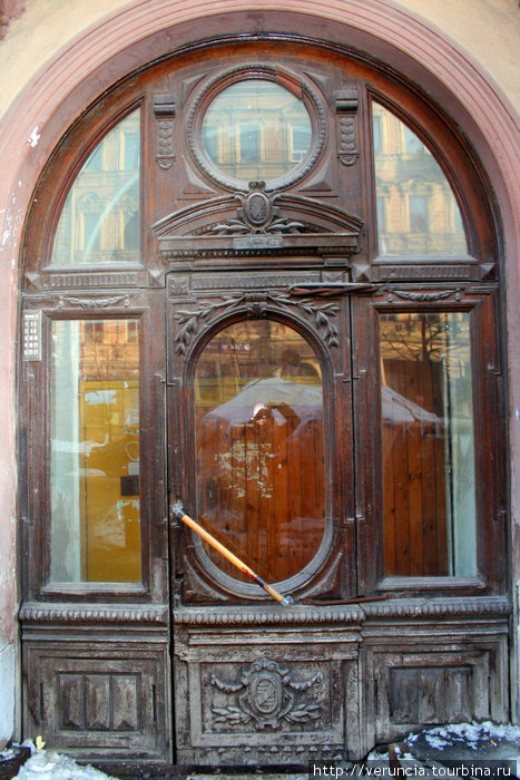 Старинная дверь парадной. Санкт-Петербург, Россия