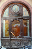 Старинная дверь парадной.