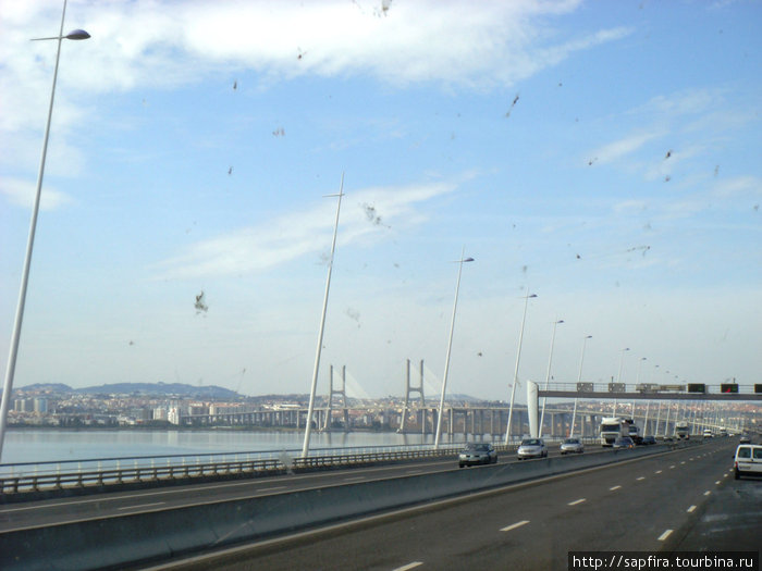 Мост Вашку-да-Гама его общая протяжность 17185 м, длина 420 м. Лиссабон, Португалия