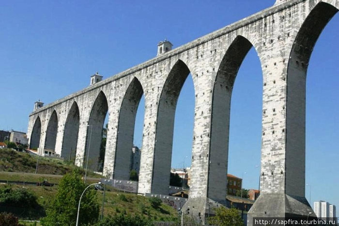 Мост  АКВЕДУК Построен  в 1748 году,имеет 35 арок и высота строения 66 метров., Лиссабон, Португалия