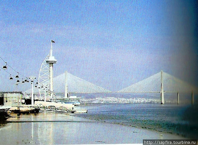 Мост Васко да Гама вид с берега..Башня васко да гама — высотой 140 м с панорамным рестораном, откуда открывается восхитительный вид на Парк Наций, Лиссабон и Тежу. Лиссабон, Португалия