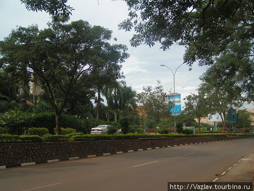 Свободная трасса — редкость для здешних краёв Кампала, Уганда