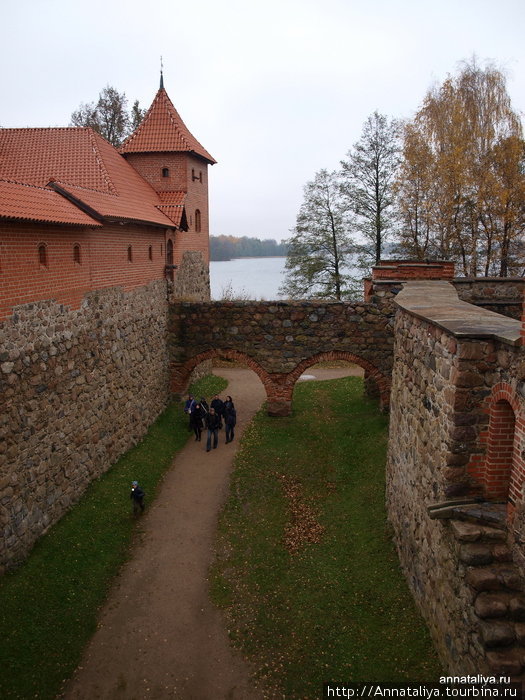Но все-таки гораздо больше мне понравилось гулять по всяким замковым переходам и лестницам, подниматься на стены, смотреть на замковые рвы. Тракай, Литва