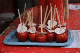 Местные сладости. Яблочки в карамели и трубочки с корицей. Очень вкусно)