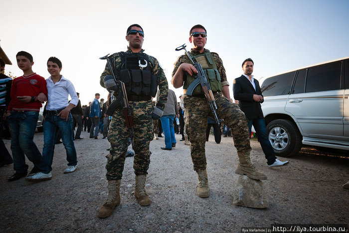 А вот и знаменитый солдат в перчатках. Ирак