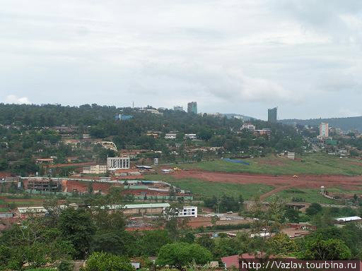Вид на центр Кигали. Там, где торчат небоскрёбы, самое сердце столицы Кигали, Руанда