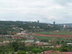 Вид на центр Кигали. Там, где торчат небоскрёбы, самое сердце столицы