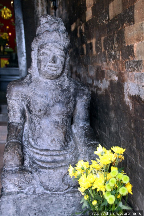 Каменная скульптура и цветы Нячанг, Вьетнам