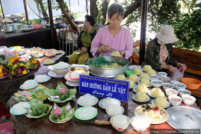 Тарелками с едой забиты столы Нячанг, Вьетнам
