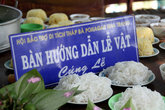 Табличка, объясняющая сущность тарелок с едой — для тех, кто понимает по-вьетнамски