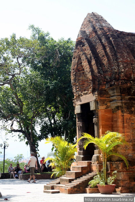 Вход в самую маленькую из трех башен Нячанг, Вьетнам