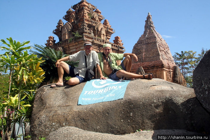 Участники кругосветки Мир без виз на огромном камне Нячанг, Вьетнам