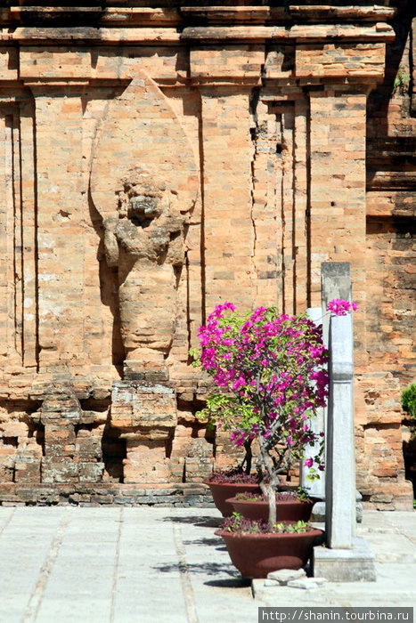 Каменная скульптура у стены башни Нячанг, Вьетнам