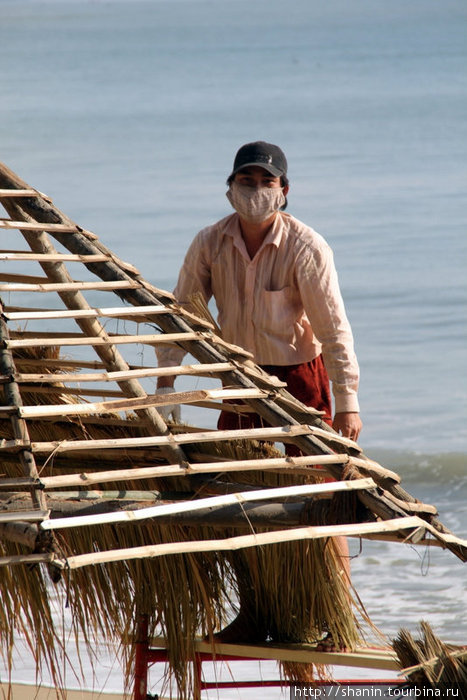 Зонтики строят по традиционной технологии — из соломы Нячанг, Вьетнам