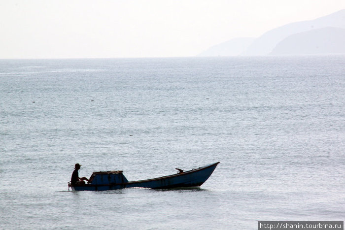 Одинокая лодка очень сильно перегружена Нячанг, Вьетнам
